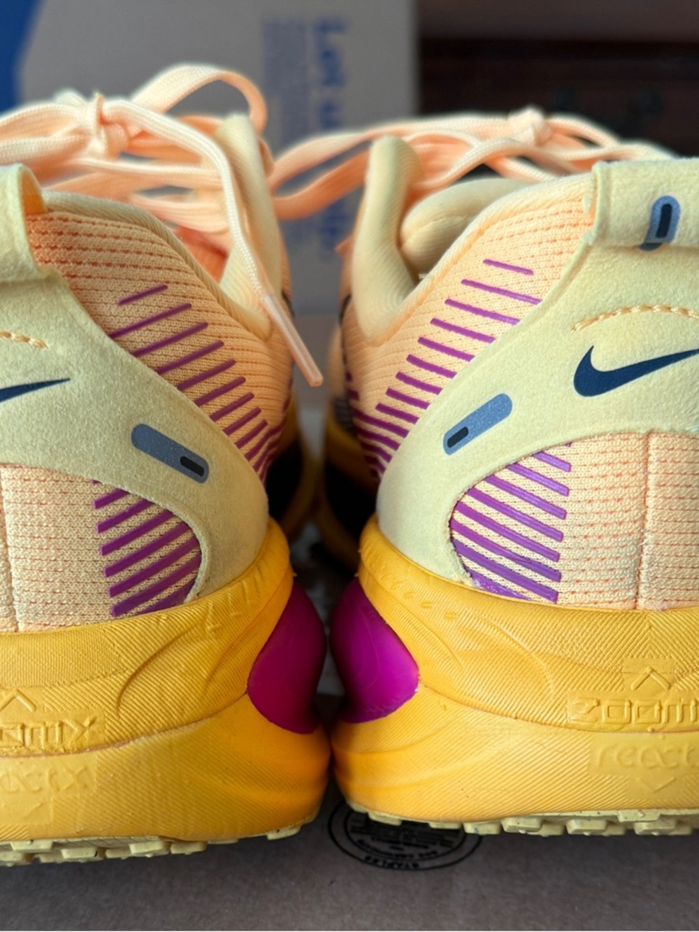 Nike Men’s Volmero 18 Yellow/Purple/Blue Running Shoes size 9.5 - Picture 7 of 7